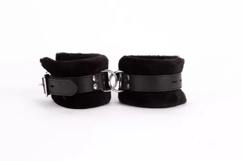 Design delle manette realizzato in pelle morbida per polpacci e pelliccia soffiata nera