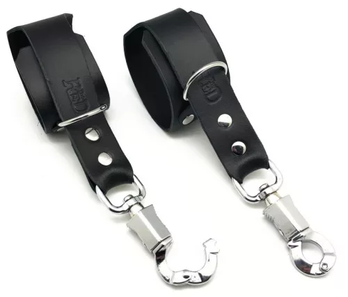 Bőr bilincsek – pánik ellen védett karabinerrel